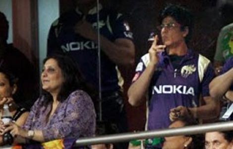 SRK in legal trouble for smoking in Jaipur stadium	